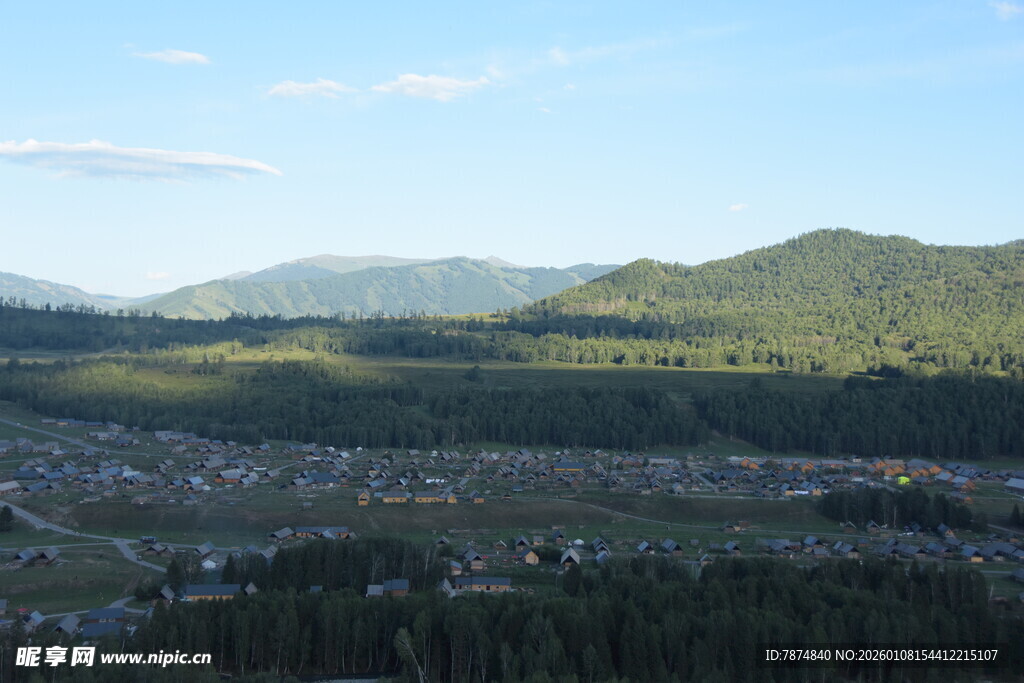 俯瞰山间城镇美景