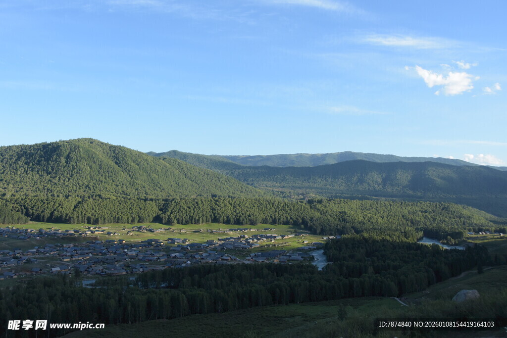 山间美景 绿意盎然的山谷