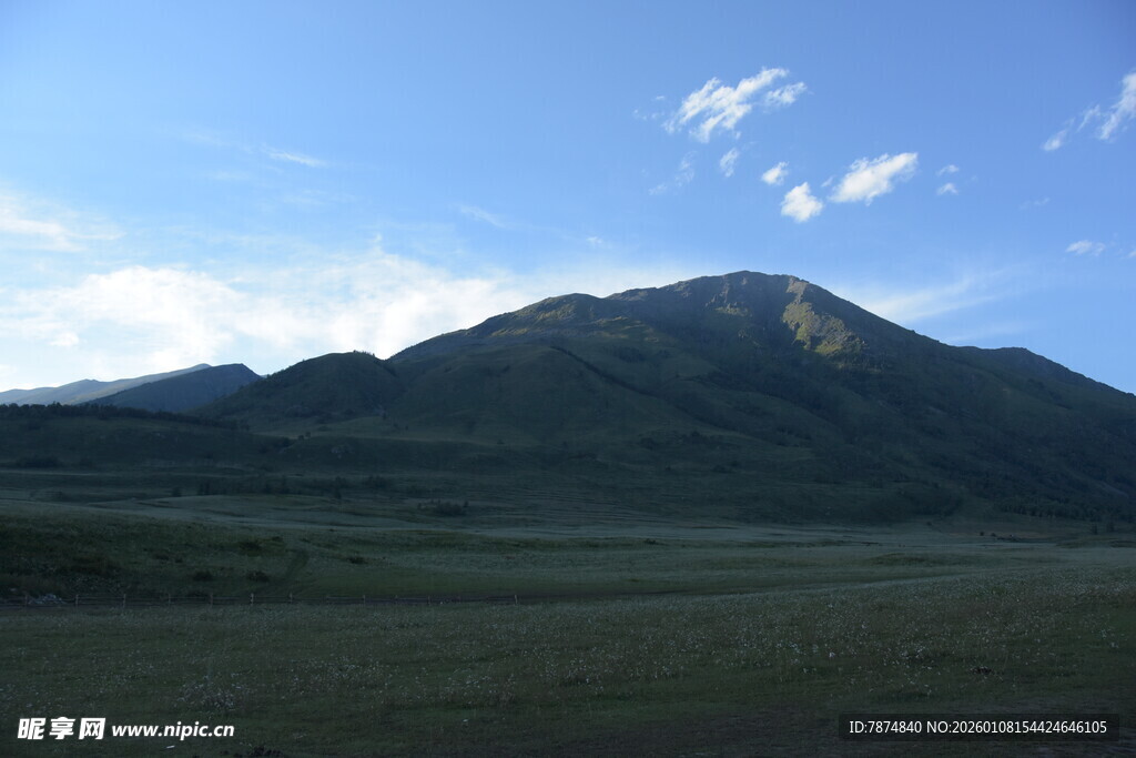 广阔草原上的巍峨青山