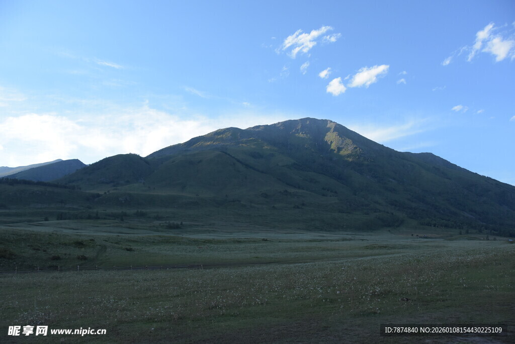 辽阔草原上的巍峨山峦