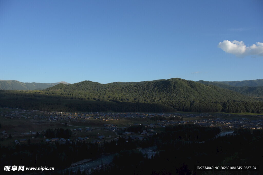 山间城镇全景
