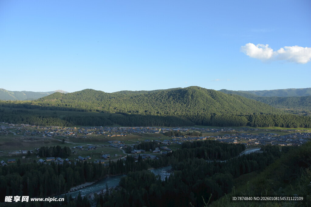 山间美景 广袤绿野与蓝天