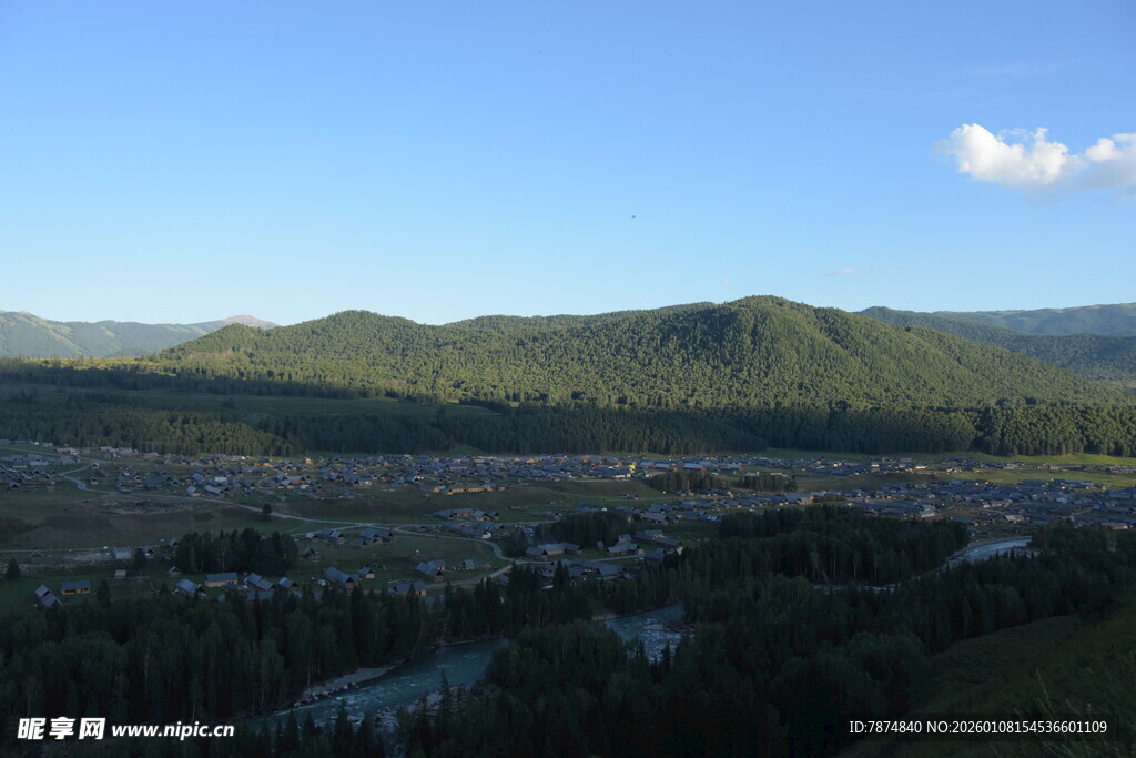 山间开阔景致 绿意盎然