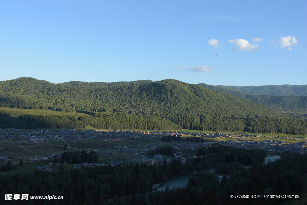 青山绿野间的开阔景致
