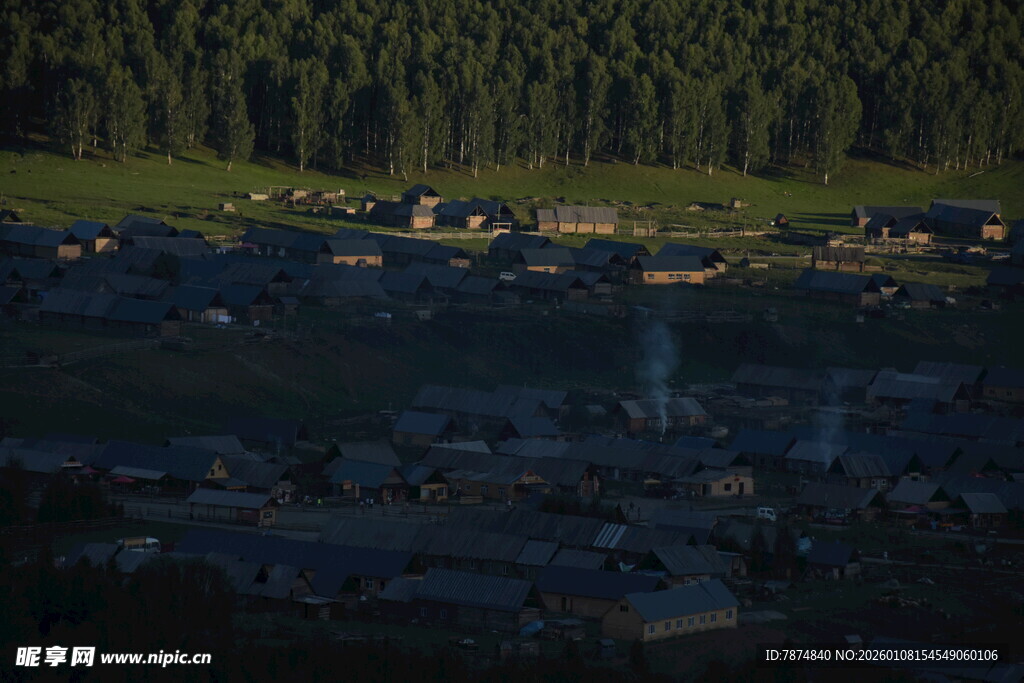 山间暮色下的静谧河谷