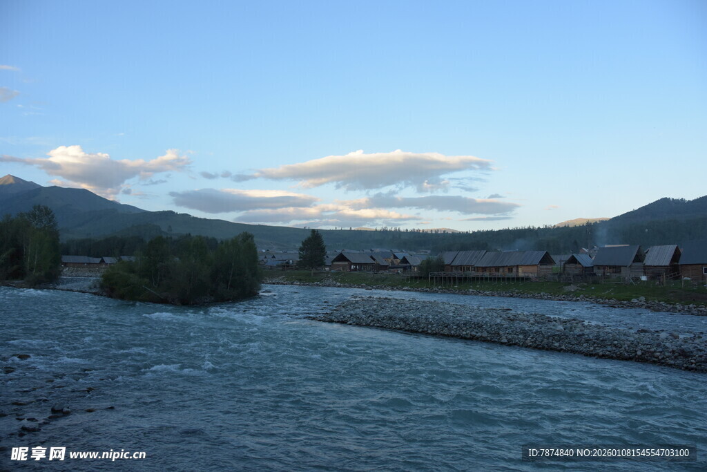 河畔风光 远山与蓝天美景
