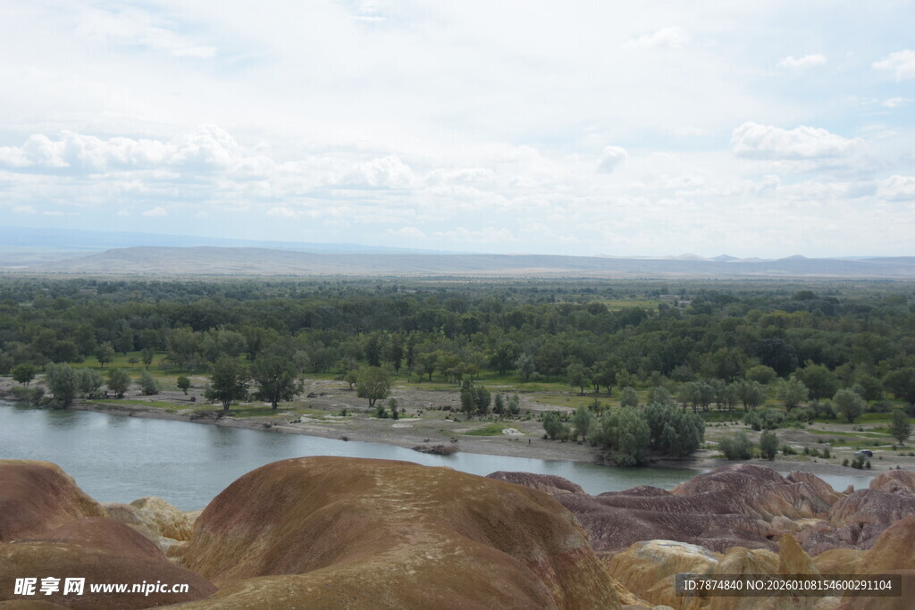 五彩山丘旁的静谧湖泊