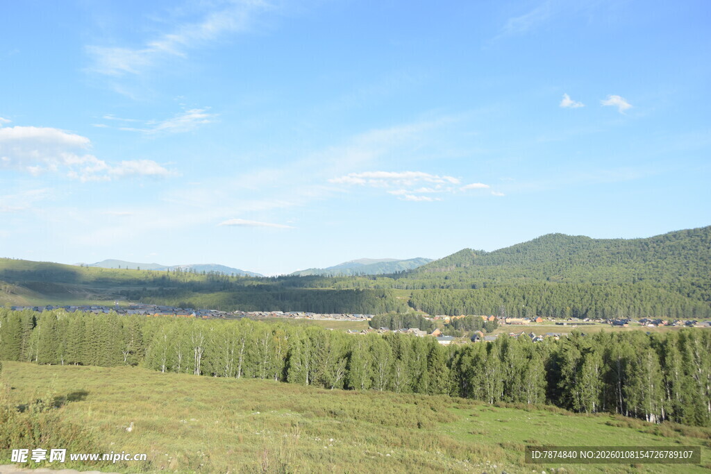 广袤草原与远处山林美景