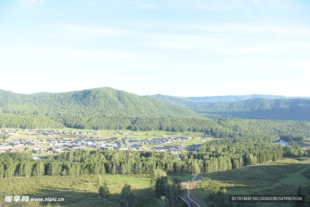 俯瞰山间小镇美景