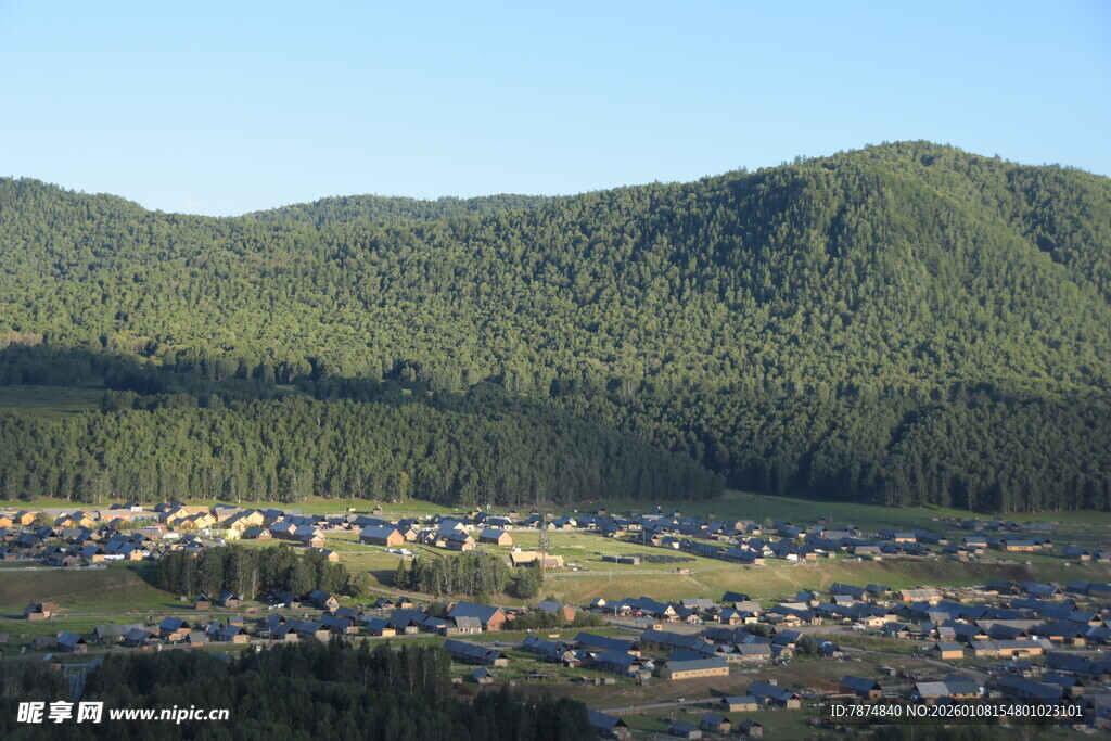 山脚下的宁静村落