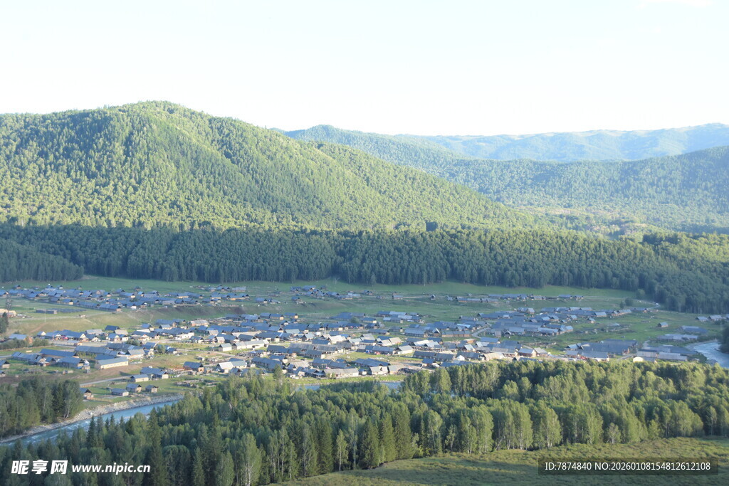 山间村落 绿意环绕的美景