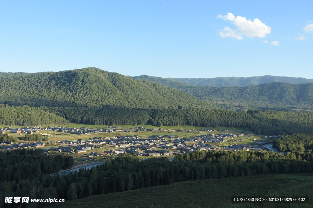 山间小镇全景风光