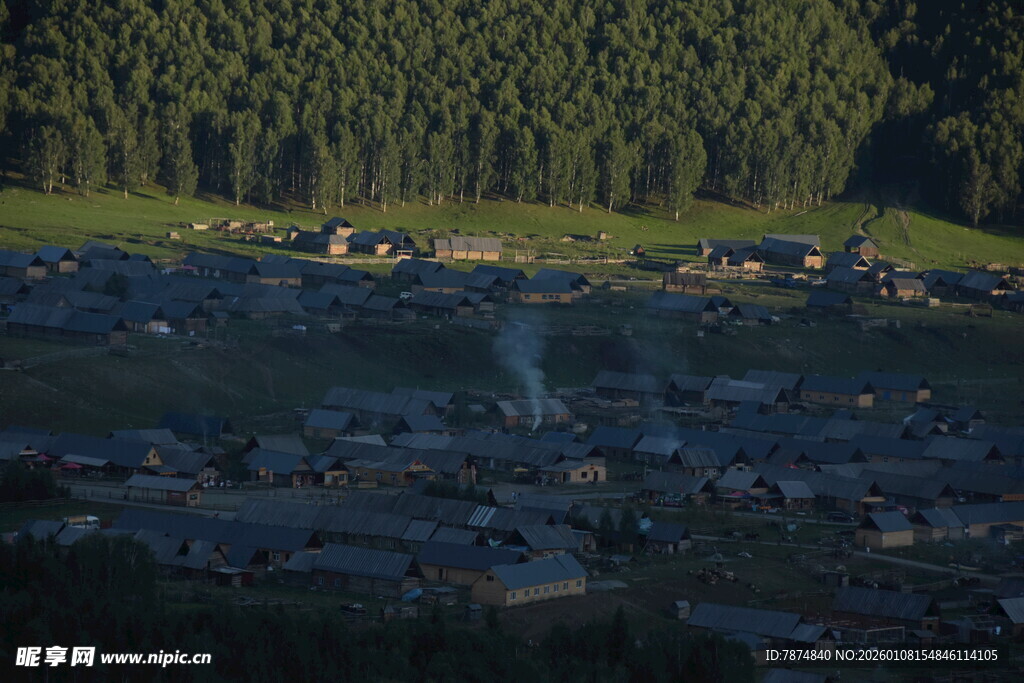 山间村落 绿意环绕的宁静地