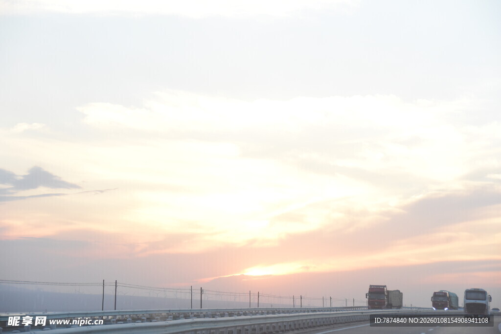 公路上的绝美日落景象