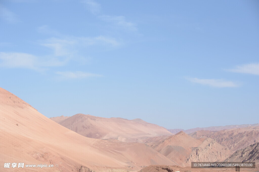 沙漠风光 蓝天映衬山丘