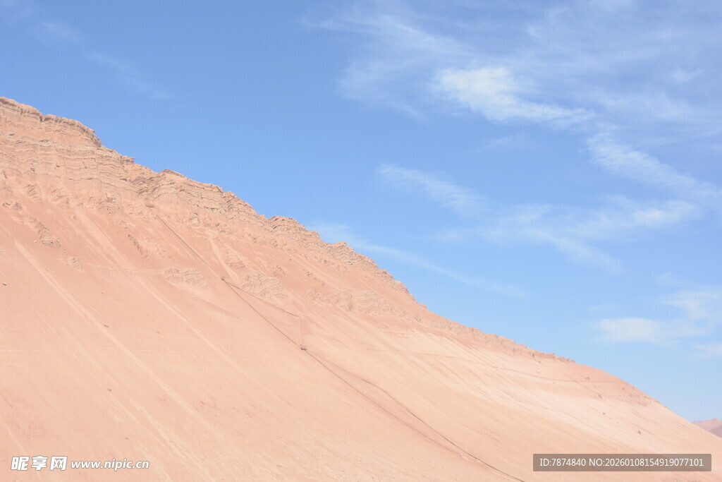 蓝天映衬下的红色山坡