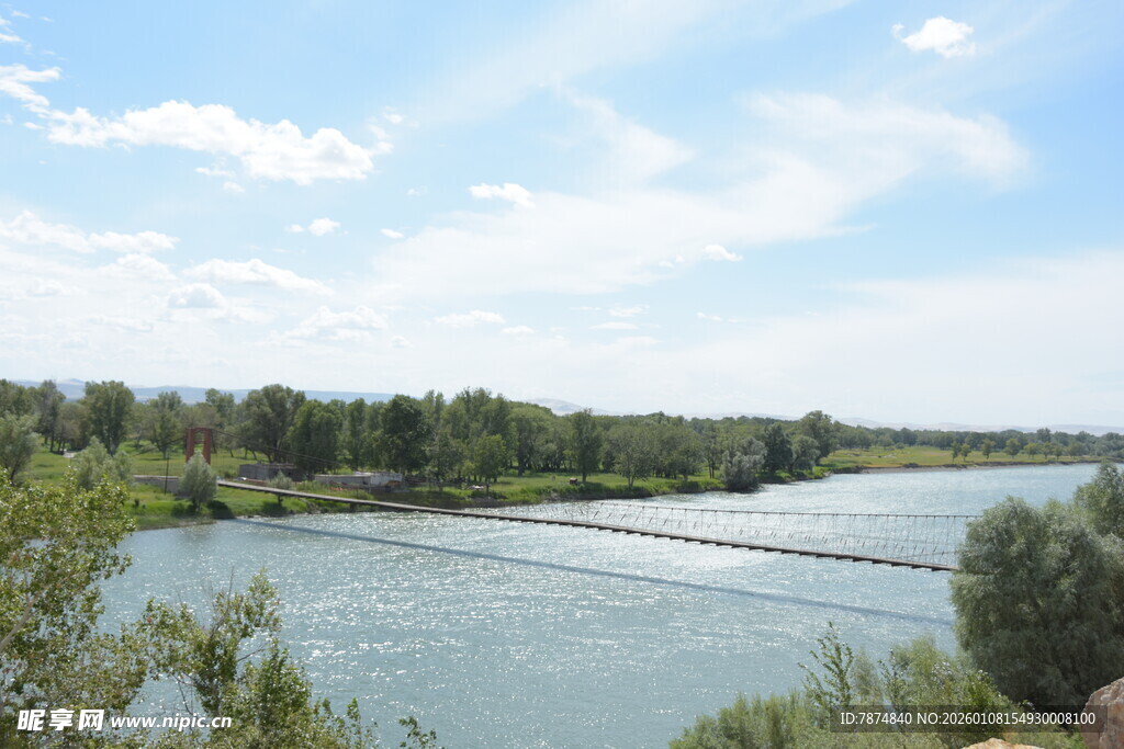 河畔自然风光美景