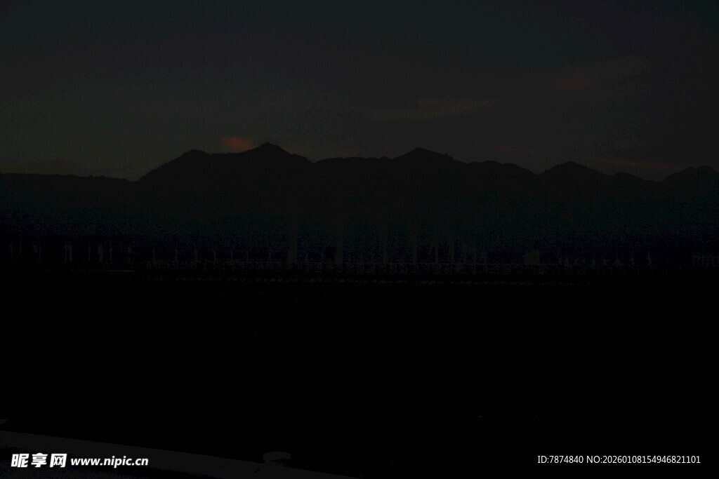 夜幕下的远山轮廓