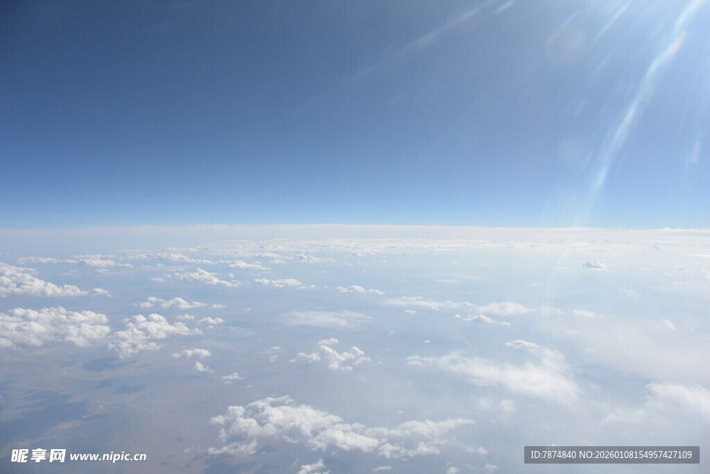 高空视角下的云海与蓝天