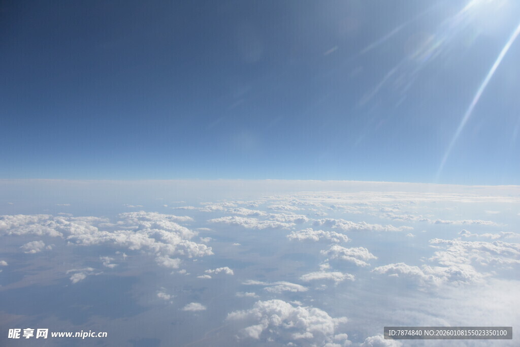 高空俯瞰云海与蓝天