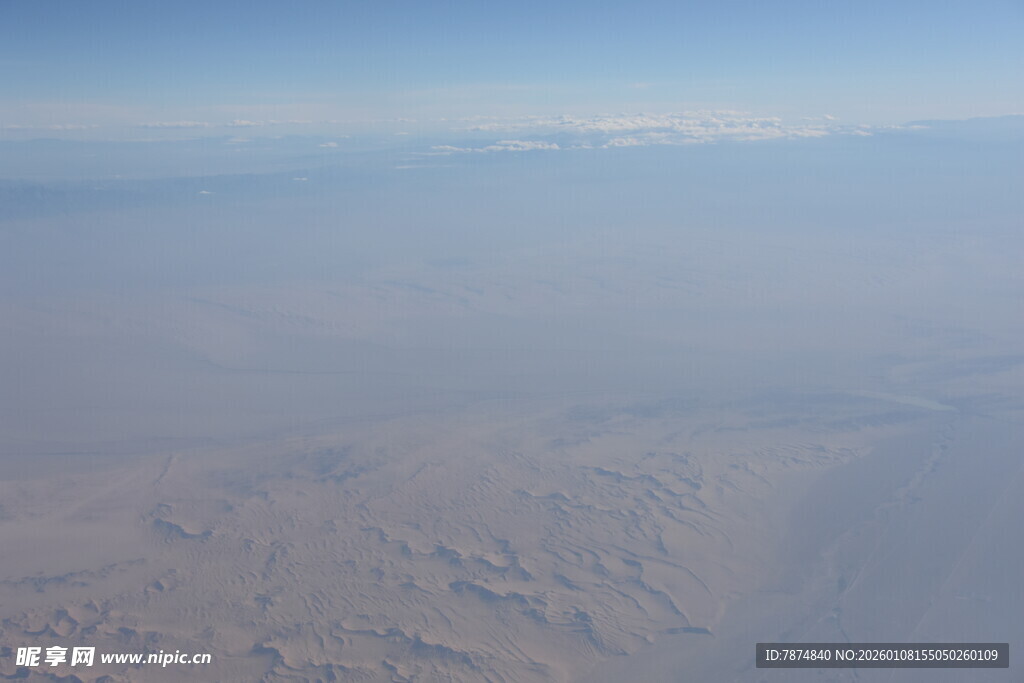 俯瞰广袤无垠的沙漠景观