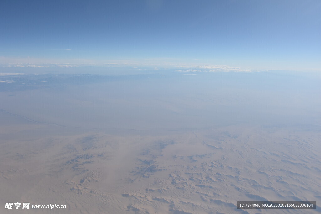 高空俯瞰广袤无垠的沙漠