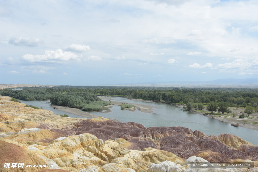 五彩河岸风光秀丽
