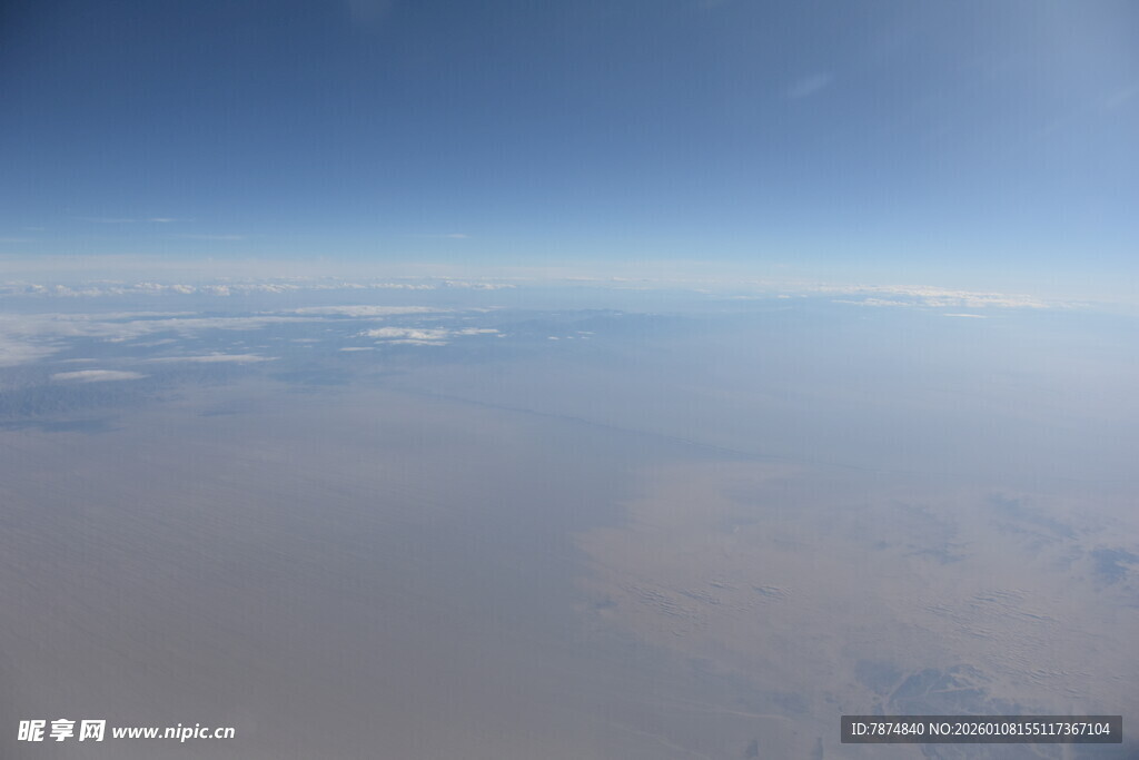 高空俯瞰云海蓝天景象