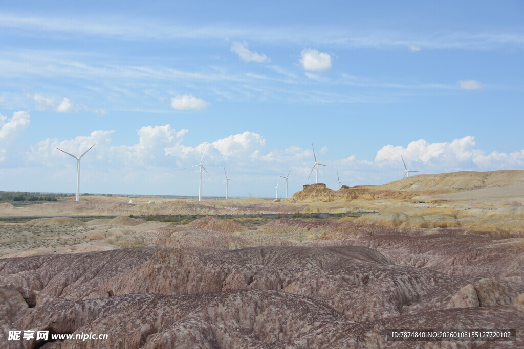广袤原野上的蓝天白云