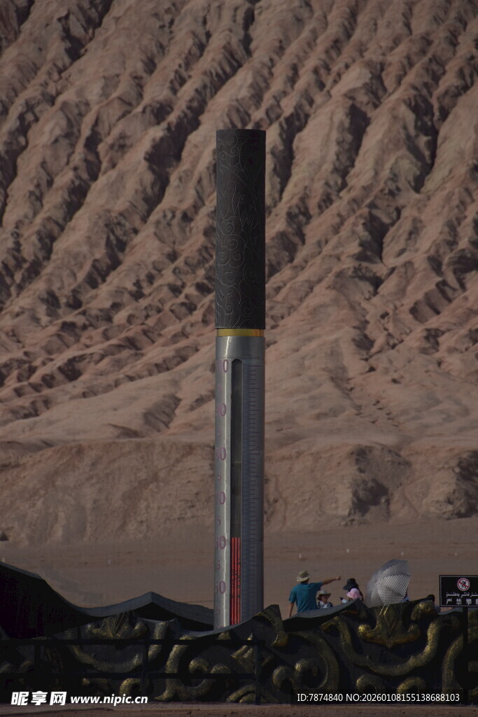 沙漠中的高耸柱状设施