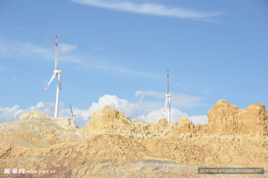荒漠中的风力发电设施