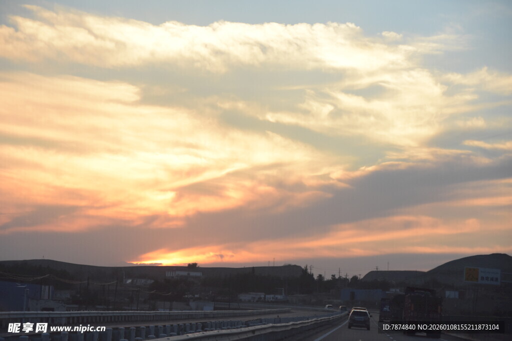 日落时分的绚烂天空景色