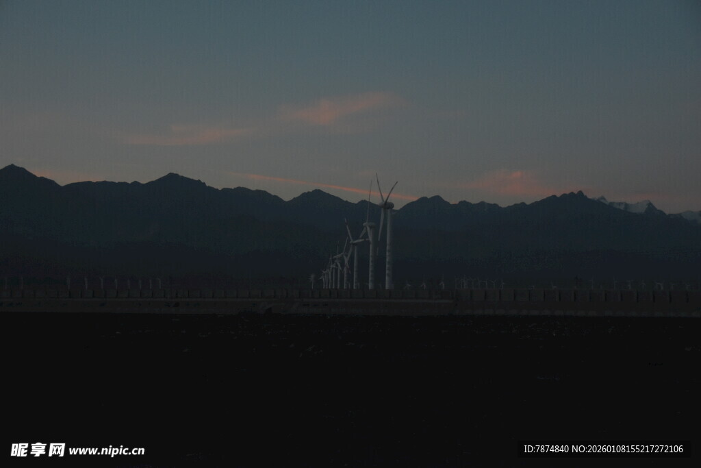 黄昏下的山峦与光影