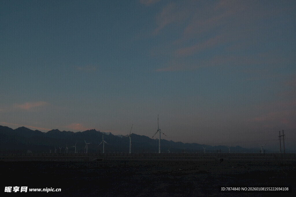 黄昏下的远山与朦胧天际