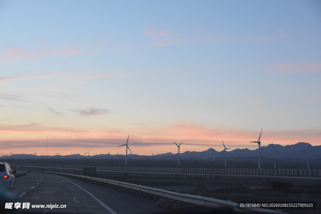 公路上的绝美日落景象