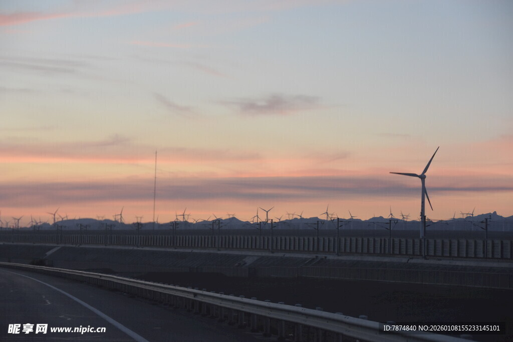 公路旁的日落与风力发电机