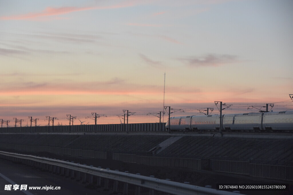 公路边的日落与风车景观