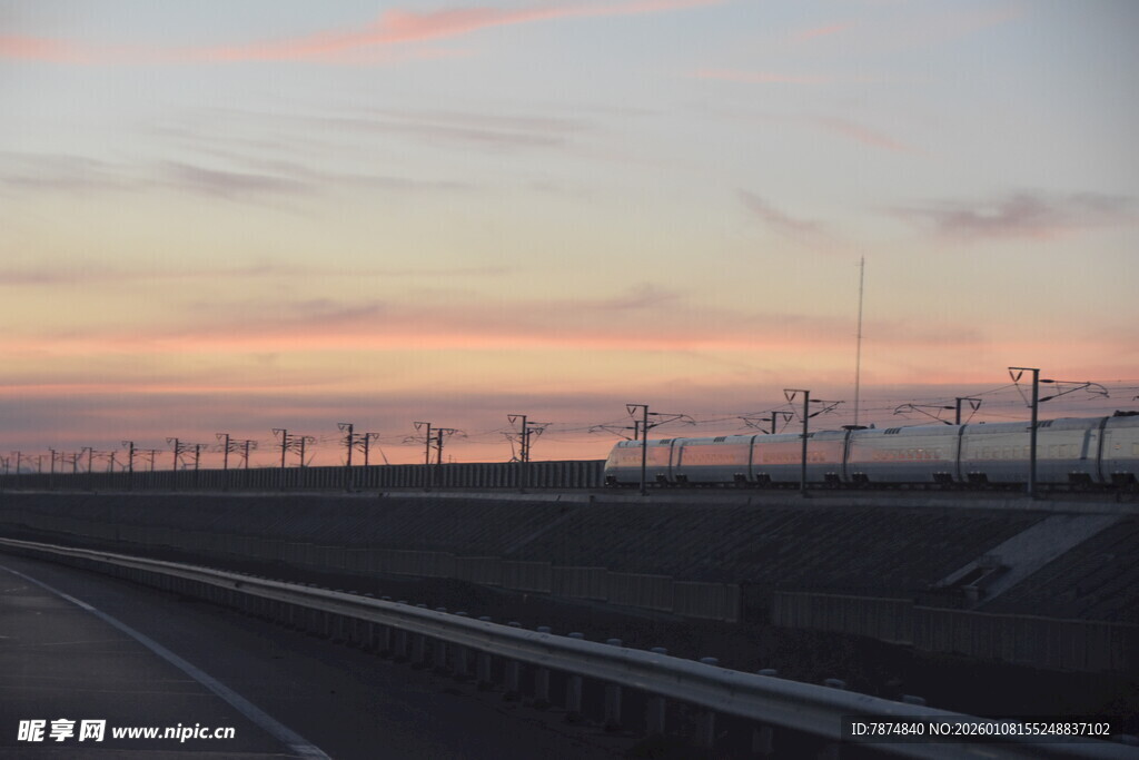 黄昏下的高速公路景观