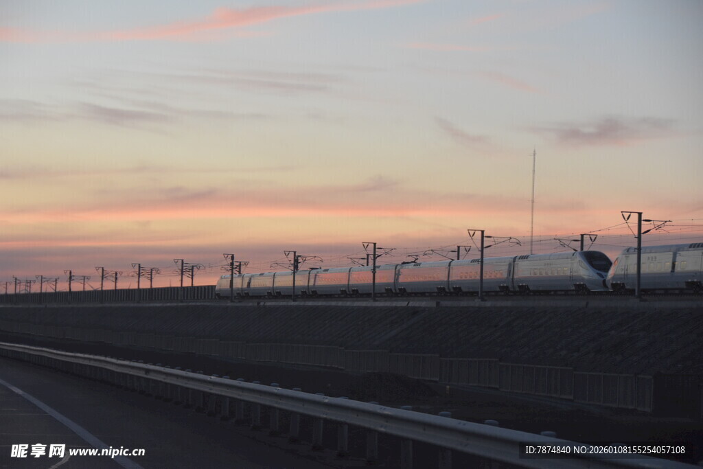 公路旁的夕阳与风力发电机