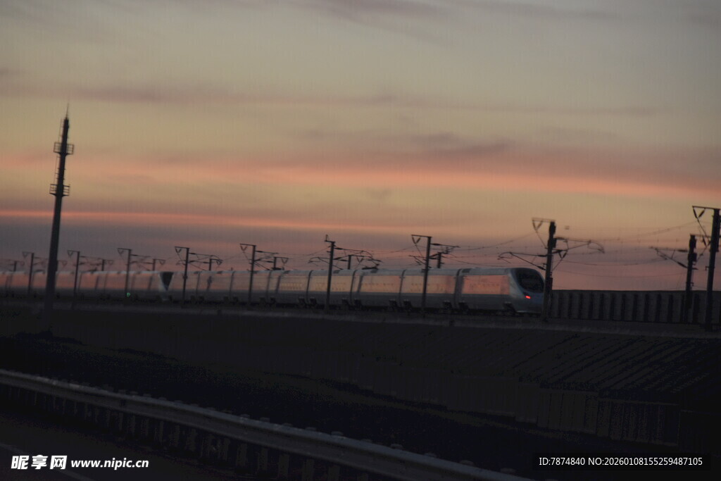 黄昏下的铁路与林立电杆