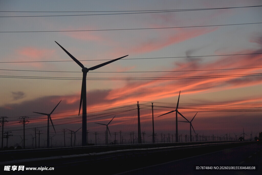 夕阳下的风力发电机组