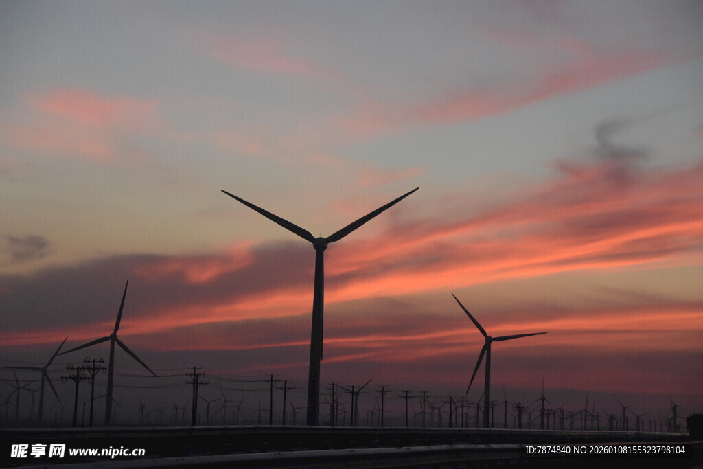 夕阳下的风力发电机组