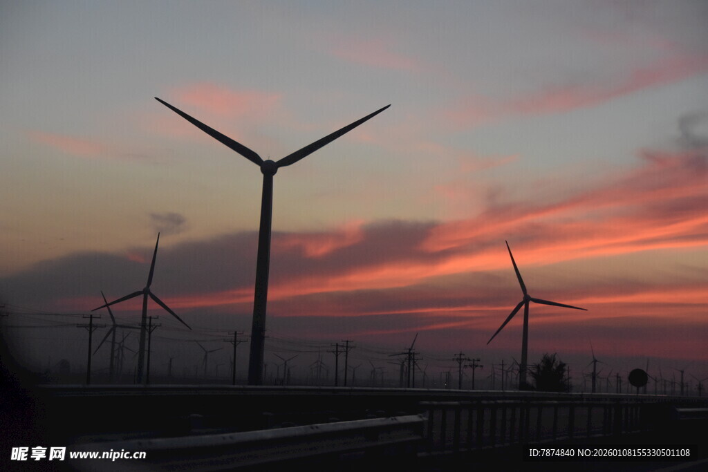 夕阳下的风力发电机组