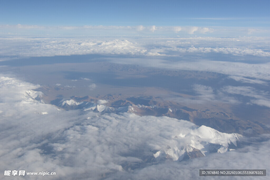 高空俯瞰云海壮丽景观