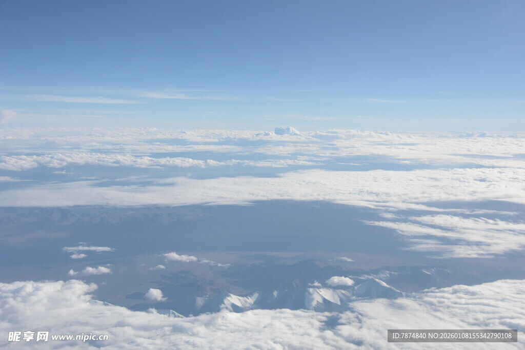 高空俯瞰云海与山峦