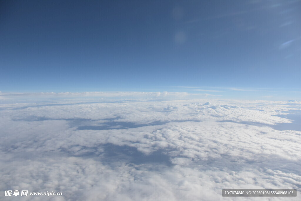 高空俯瞰云海壮丽景观