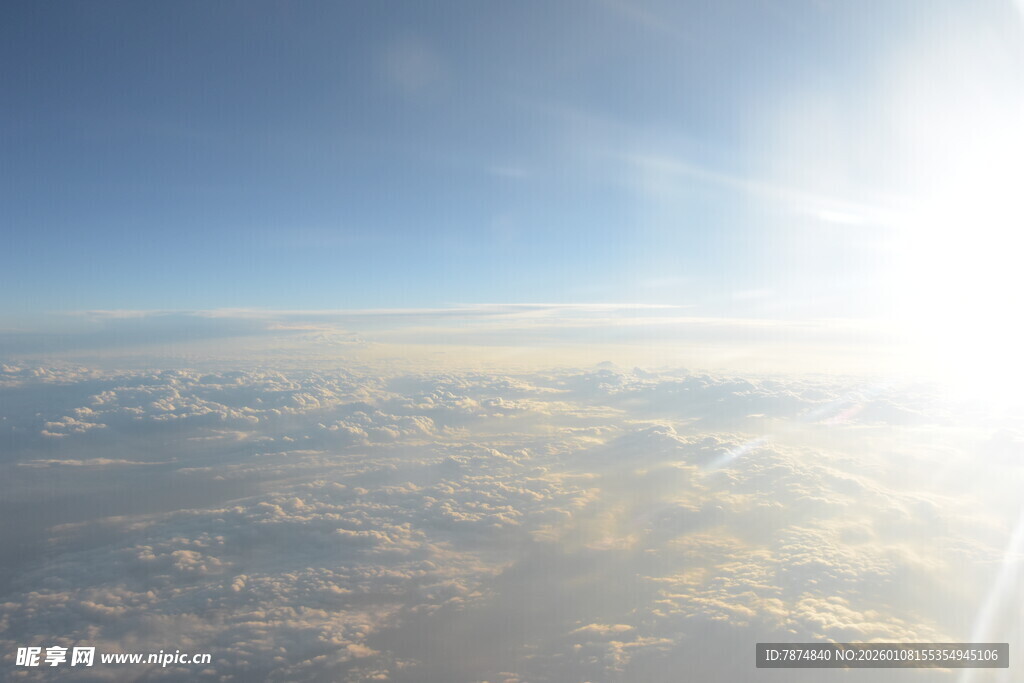 高空俯瞰云海与阳光