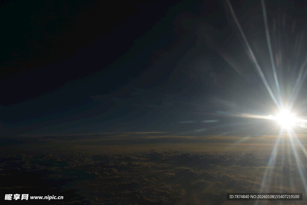 日出瞬间的耀眼光芒