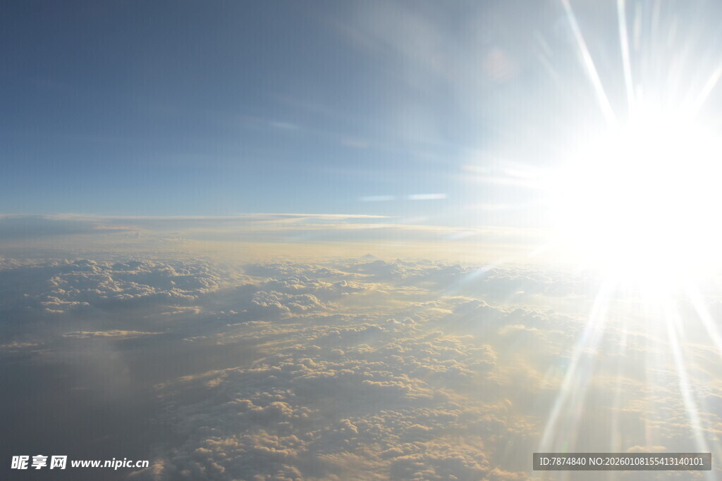高空之上的耀眼阳光