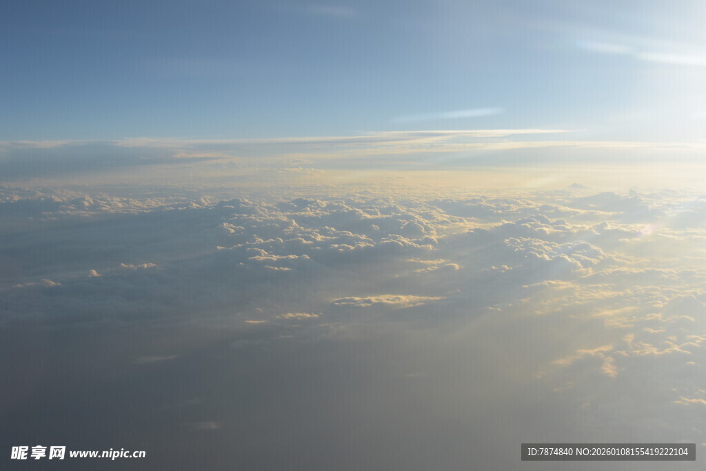 高空俯瞰云海壮丽景象